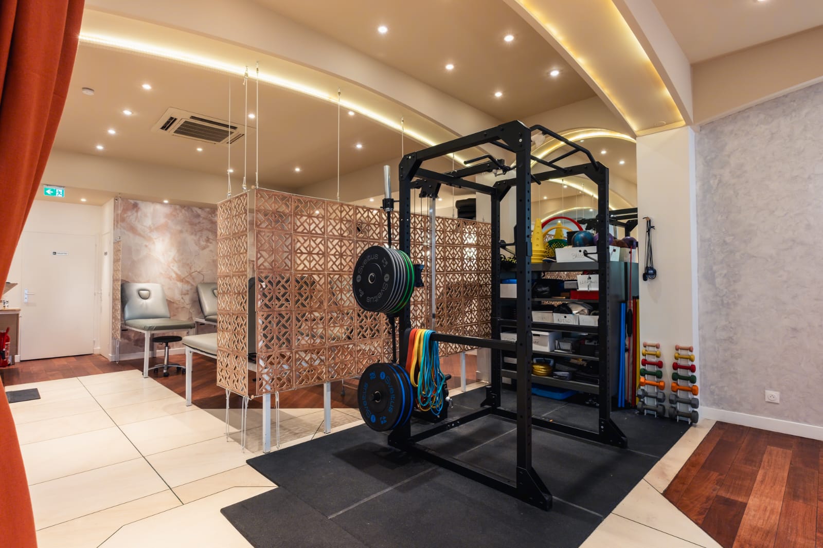 KSV - Kiné Sport Versailles - Le cabinet - Cage, rack d'haltères, tables et petit matériel