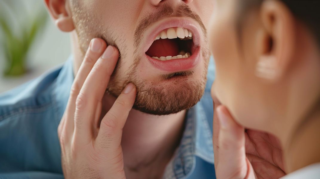 kinesport versailles, nos spécialités, rééducation maxillo-fasciale, rééducation orl, Ma mâchoire claque quand j’ouvre la bouche, est-ce grave