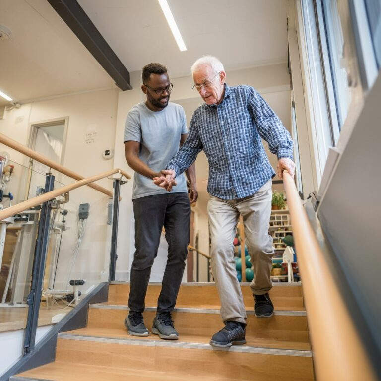 kinesport versailles, nos spécialités, kiné et pathologies du membre inférieur, Mal aux genoux dans les escaliers : pourquoi ai-je mal à l’avant du genou