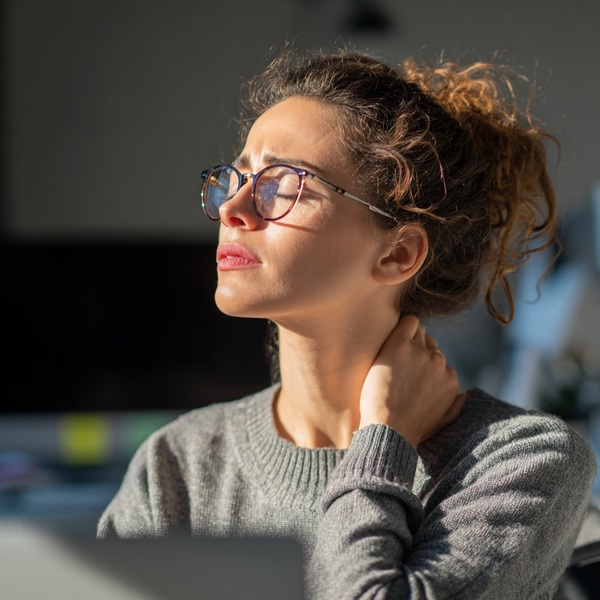 kiné sport versailles, nos spécialités, Lombalgie, dorsalgie, cervicalgie : causes, rééducation et prévention, Peut-on mobiliser son cou quand on a une cervicalgie